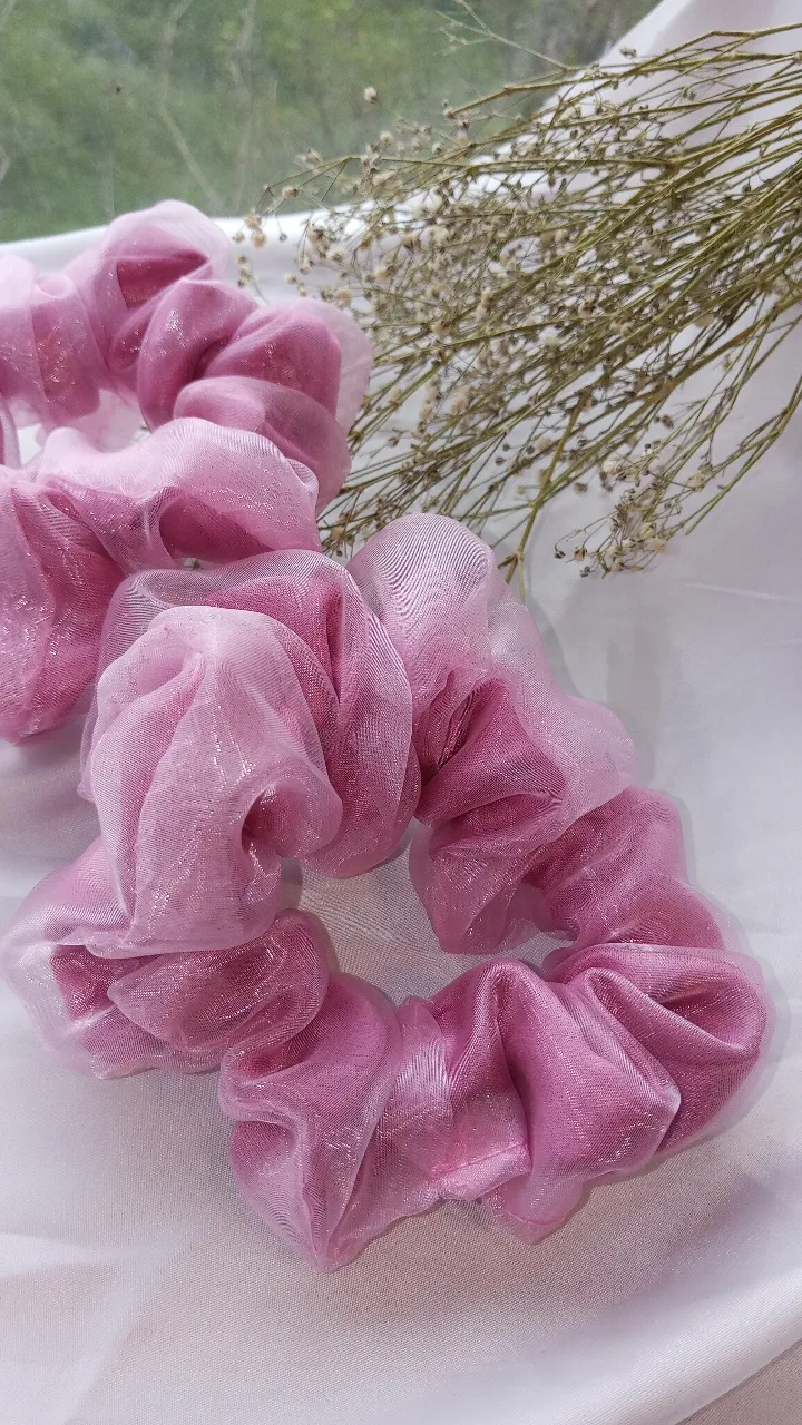 Scrunchies de satin y organza