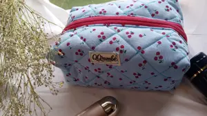 Cosmetiquera estampado cereza